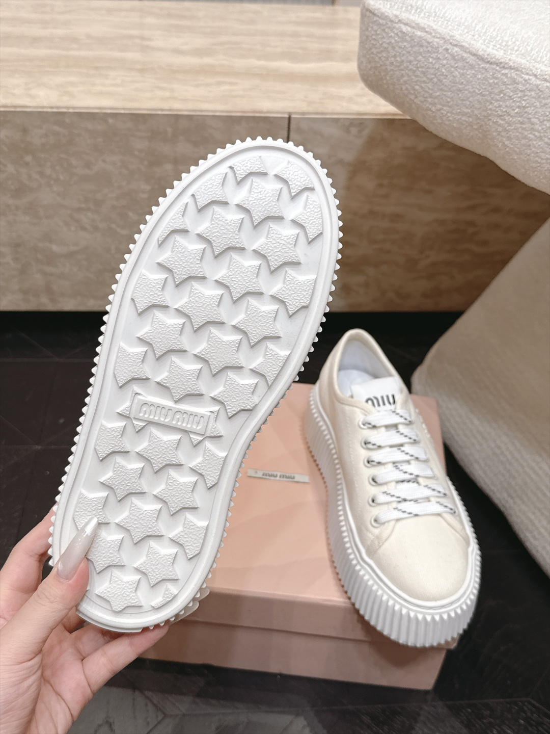 Miumiu 2026新款 厚底饼干鞋 满帮单鞋 最新走秀款,经典升级 舒适度与时髦度并存 每个颜色搭配都好看,设计搭配 Miumiu 2026新款 厚底饼干鞋 满帮单鞋 最新走秀款,经典升级 舒适度与时髦度并存 每个颜色搭配都好看,设计搭配