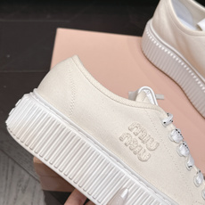 Miumiu 2026新款 厚底饼干鞋 满帮单鞋 最新走秀款,经典升级 舒适度与时髦度并存 每个颜色搭配都好看,设计搭配 Miumiu 2026新款 厚底饼干鞋 满帮单鞋 最新走秀款,经典升级 舒适度与时髦度并存 每个颜色搭配都好看,设计搭配