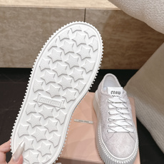 Miumiu 2026新款 厚底饼干鞋 满帮单鞋 最新走秀款,经典升级 舒适度与时髦度并存 每个颜色搭配都好看,设计搭配 Miumiu 2026新款 厚底饼干鞋 满帮单鞋 最新走秀款,经典升级 舒适度与时髦度并存 每个颜色搭配都好看,设计搭配
