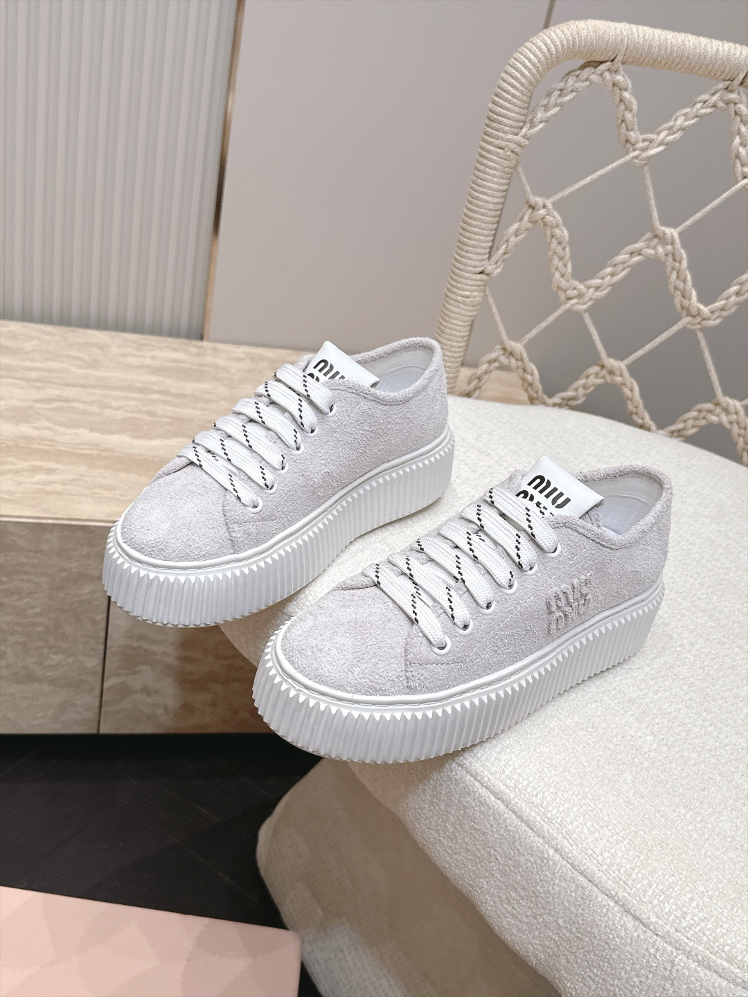 Miumiu 2026新款 厚底饼干鞋 满帮单鞋 最新走秀款,经典升级 舒适度与时髦度并存 每个颜色搭配都好看,设计搭配 Miumiu 2026新款 厚底饼干鞋 满帮单鞋 最新走秀款,经典升级 舒适度与时髦度并存 每个颜色搭配都好看,设计搭配