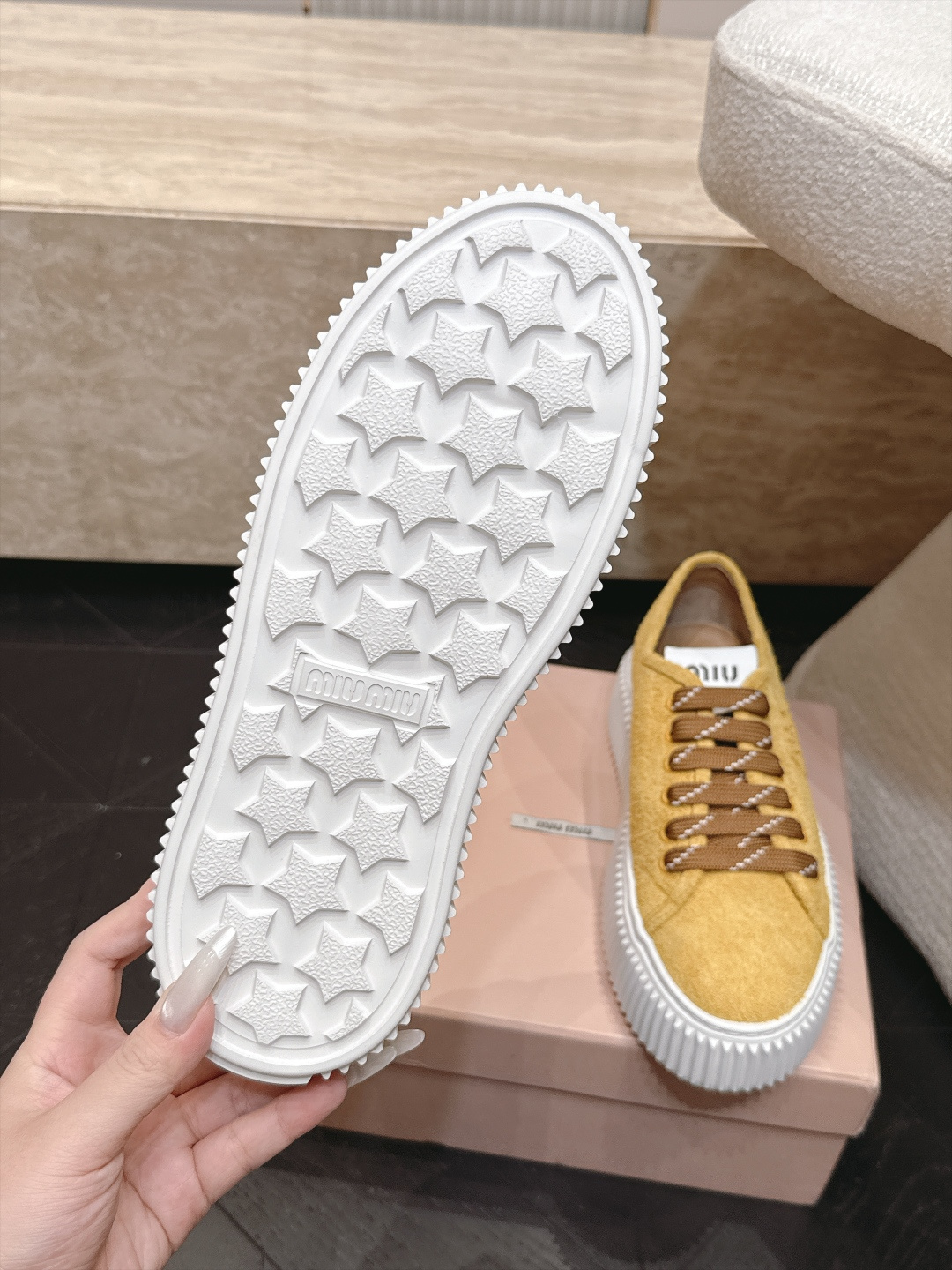 Miumiu 2026新款 厚底饼干鞋 满帮单鞋 最新走秀款,经典升级 舒适度与时髦度并存 每个颜色搭配都好看,设计搭配 Miumiu 2026新款 厚底饼干鞋 满帮单鞋 最新走秀款,经典升级 舒适度与时髦度并存 每个颜色搭配都好看,设计搭配