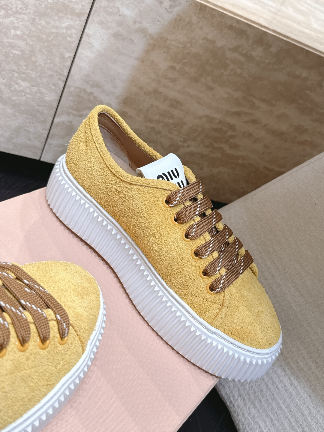 Miumiu 2026新款 厚底饼干鞋 满帮单鞋 最新走秀款,经典升级 舒适度与时髦度并存 每个颜色搭配都好看,设计搭配 Miumiu 2026新款 厚底饼干鞋 满帮单鞋 最新走秀款,经典升级 舒适度与时髦度并存 每个颜色搭配都好看,设计搭配