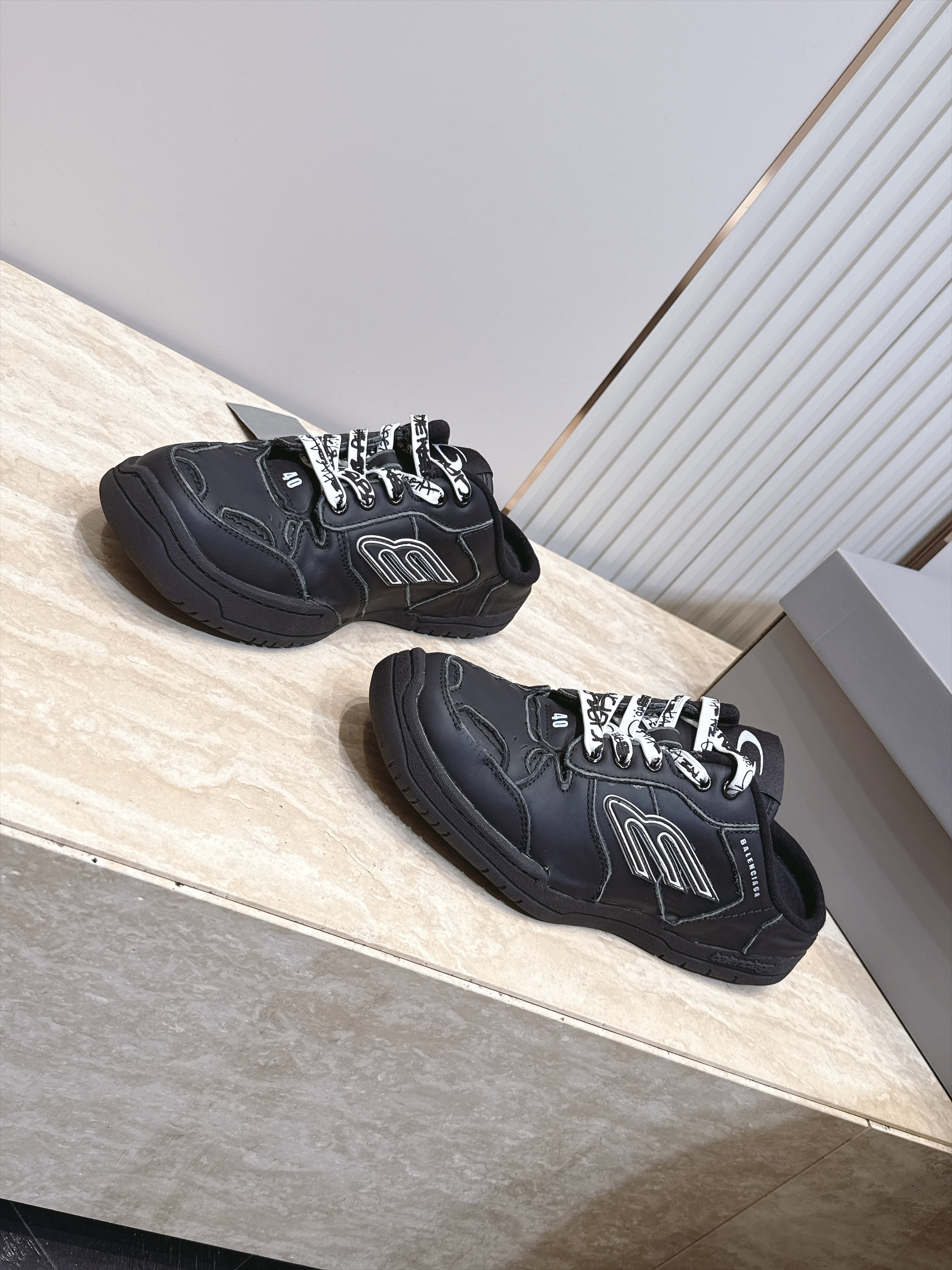半拖款 顶版 BALENCIAGA 巴黎世家26 最新款 Monday Ultra 复古系带 情侣款 休闲鞋 半拖款 半拖款 顶版 BALENCIAGA 巴黎世家26 最新款 Monday Ultra 复古系带 情侣款 休闲鞋 半拖款