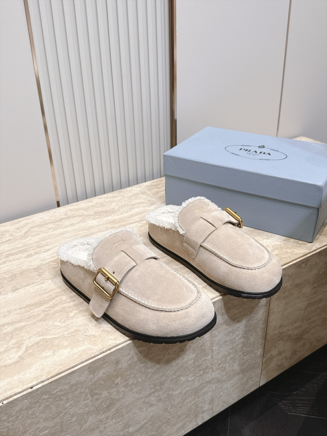 Prada 普拉达 26 秋冬皮带扣复古包头半拖毛拖 这双毛拖无疑是先锋美学与慵懒格调的惊艳融合。标志性的ALAIA皮带