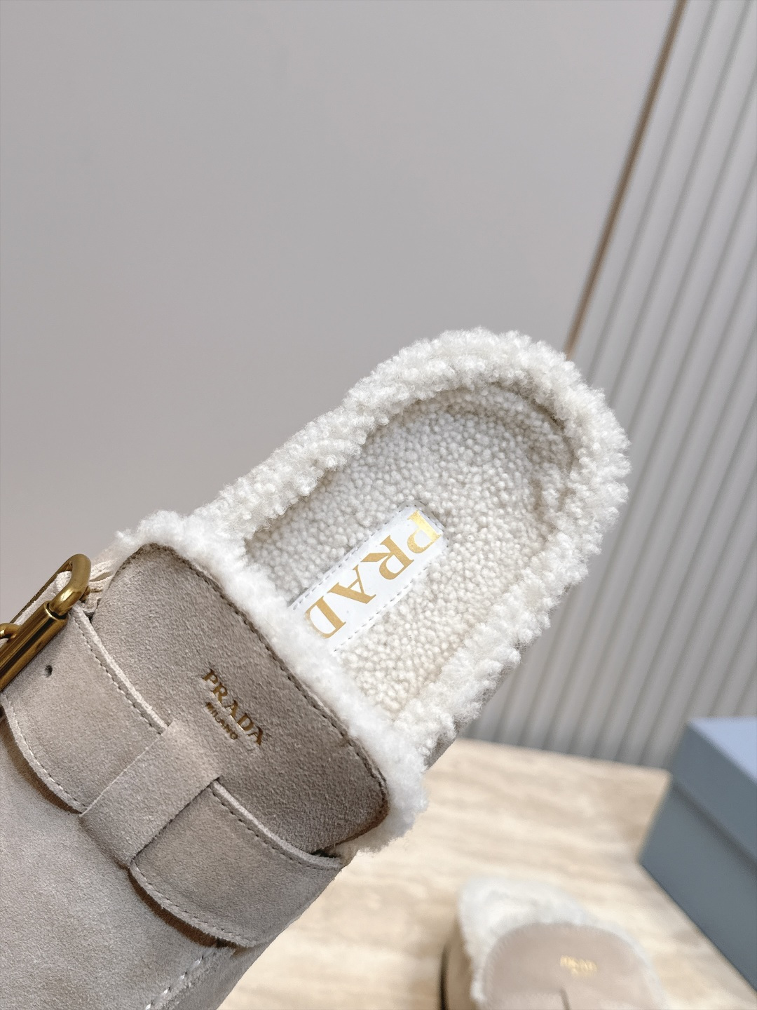 Prada 普拉达 26 秋冬皮带扣复古包头半拖毛拖 这双毛拖无疑是先锋美学与慵懒格调的惊艳融合。标志性的ALAIA皮带