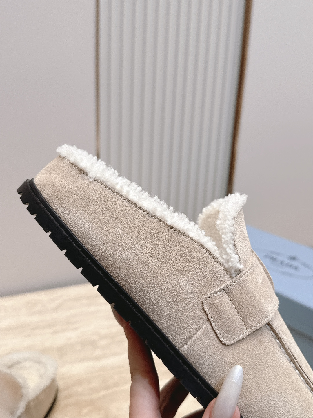 Prada 普拉达 26 秋冬皮带扣复古包头半拖毛拖 这双毛拖无疑是先锋美学与慵懒格调的惊艳融合。标志性的ALAIA皮带