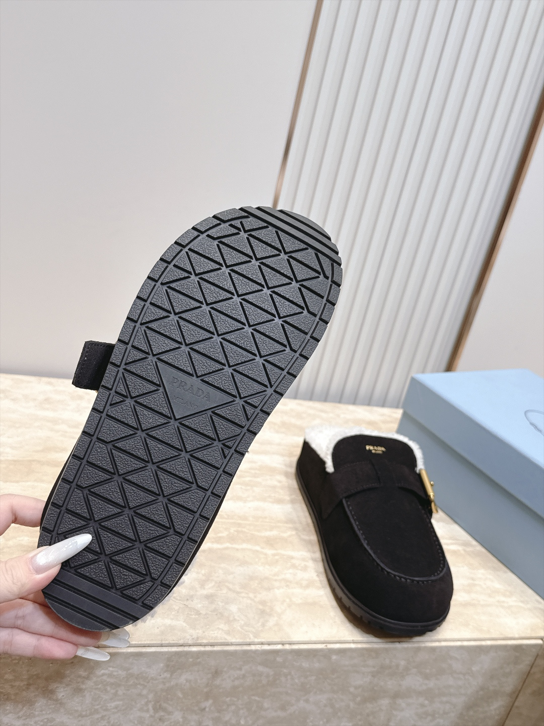 Prada 普拉达 26 秋冬皮带扣复古包头半拖毛拖 这双毛拖无疑是先锋美学与慵懒格调的惊艳融合。标志性的ALAIA皮带 Prada 普拉达 26 秋冬皮带扣复古包头半拖毛拖 这双毛拖无疑是先锋美学与慵懒格调的惊艳融合。标志性的ALAIA皮带
