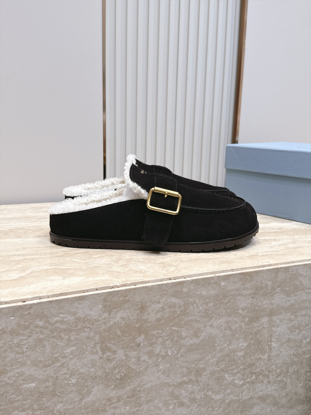 Prada 普拉达 26 秋冬皮带扣复古包头半拖毛拖 这双毛拖无疑是先锋美学与慵懒格调的惊艳融合。标志性的ALAIA皮带 Prada 普拉达 26 秋冬皮带扣复古包头半拖毛拖 这双毛拖无疑是先锋美学与慵懒格调的惊艳融合。标志性的ALAIA皮带