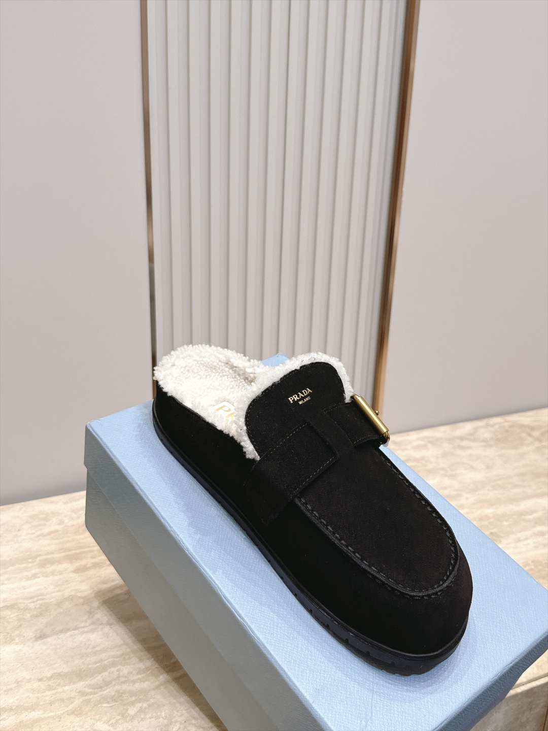 Prada 普拉达 26 秋冬皮带扣复古包头半拖毛拖 这双毛拖无疑是先锋美学与慵懒格调的惊艳融合。标志性的ALAIA皮带 Prada 普拉达 26 秋冬皮带扣复古包头半拖毛拖 这双毛拖无疑是先锋美学与慵懒格调的惊艳融合。标志性的ALAIA皮带