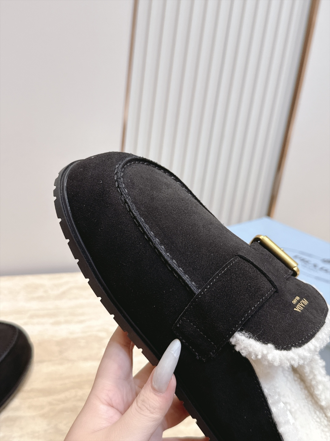 Prada 普拉达 26 秋冬皮带扣复古包头半拖毛拖 这双毛拖无疑是先锋美学与慵懒格调的惊艳融合。标志性的ALAIA皮带 Prada 普拉达 26 秋冬皮带扣复古包头半拖毛拖 这双毛拖无疑是先锋美学与慵懒格调的惊艳融合。标志性的ALAIA皮带