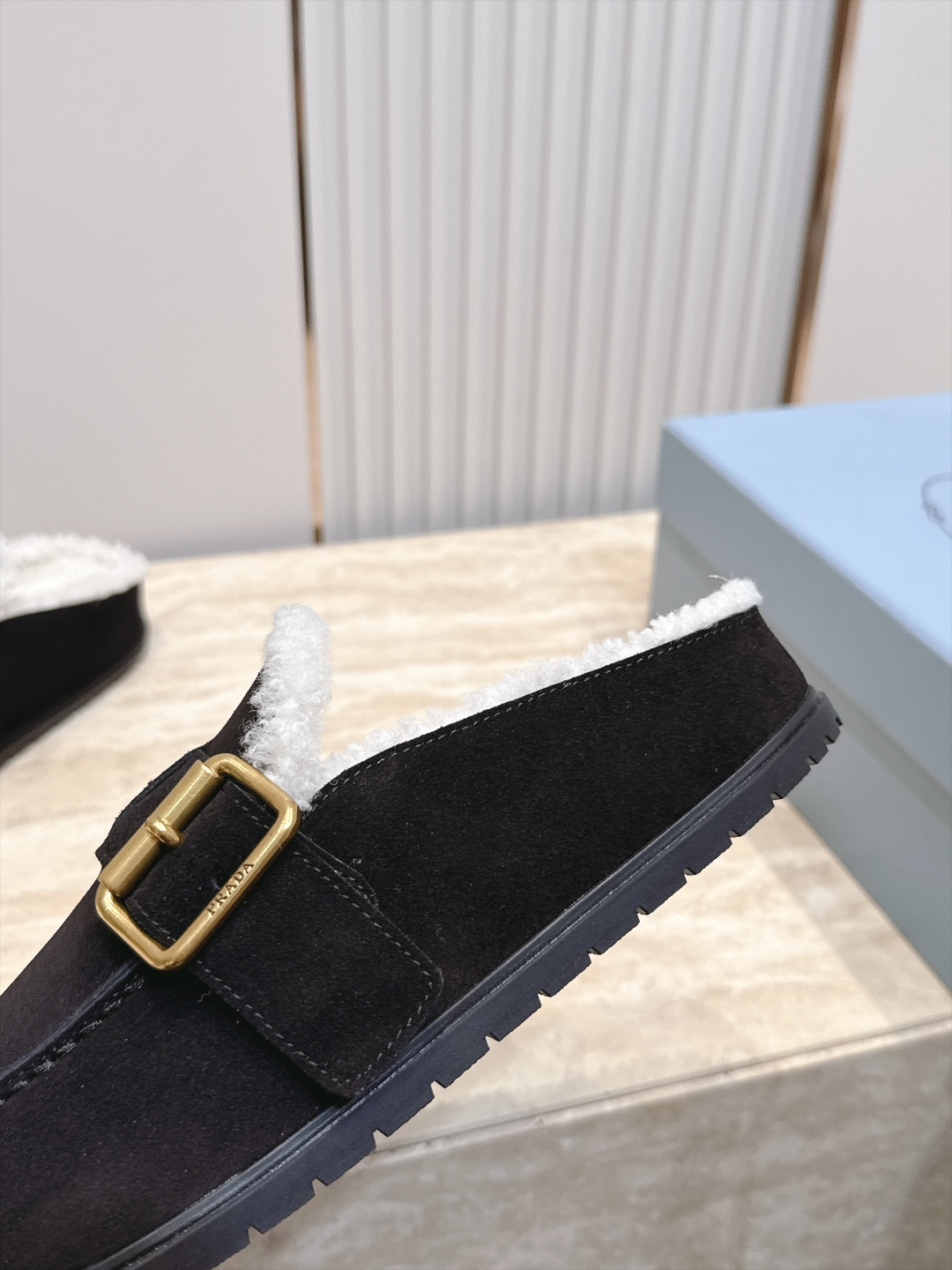 Prada 普拉达 26 秋冬皮带扣复古包头半拖毛拖 这双毛拖无疑是先锋美学与慵懒格调的惊艳融合。标志性的ALAIA皮带 Prada 普拉达 26 秋冬皮带扣复古包头半拖毛拖 这双毛拖无疑是先锋美学与慵懒格调的惊艳融合。标志性的ALAIA皮带