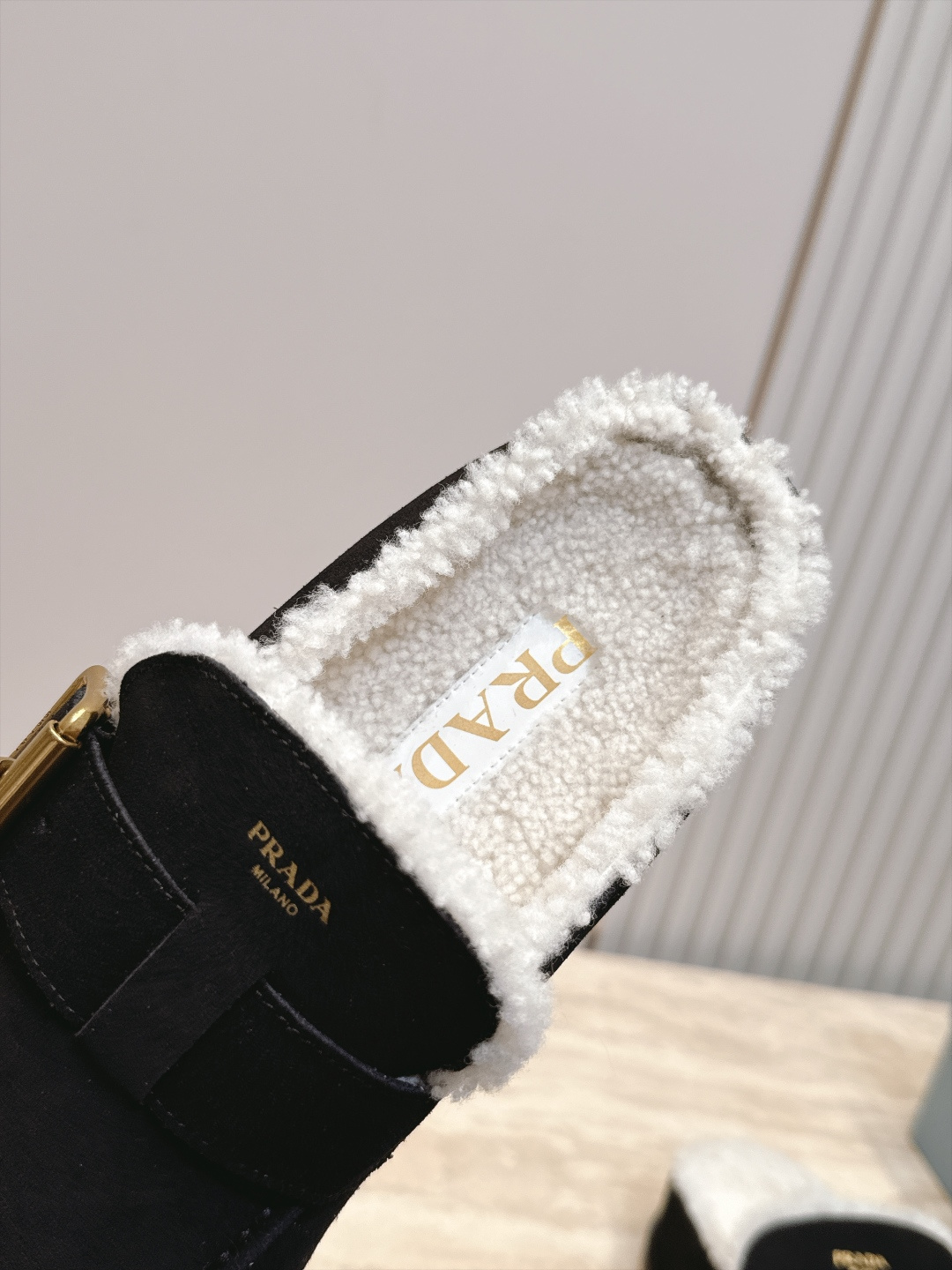 Prada 普拉达 26 秋冬皮带扣复古包头半拖毛拖 这双毛拖无疑是先锋美学与慵懒格调的惊艳融合。标志性的ALAIA皮带 Prada 普拉达 26 秋冬皮带扣复古包头半拖毛拖 这双毛拖无疑是先锋美学与慵懒格调的惊艳融合。标志性的ALAIA皮带