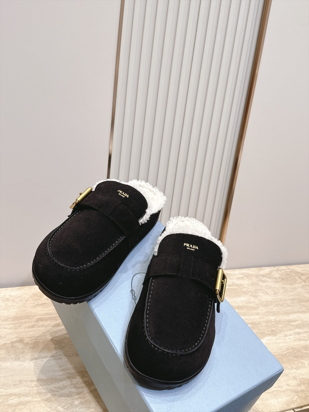Prada 普拉达 26 秋冬皮带扣复古包头半拖毛拖 这双毛拖无疑是先锋美学与慵懒格调的惊艳融合。标志性的ALAIA皮带 Prada 普拉达 26 秋冬皮带扣复古包头半拖毛拖 这双毛拖无疑是先锋美学与慵懒格调的惊艳融合。标志性的ALAIA皮带