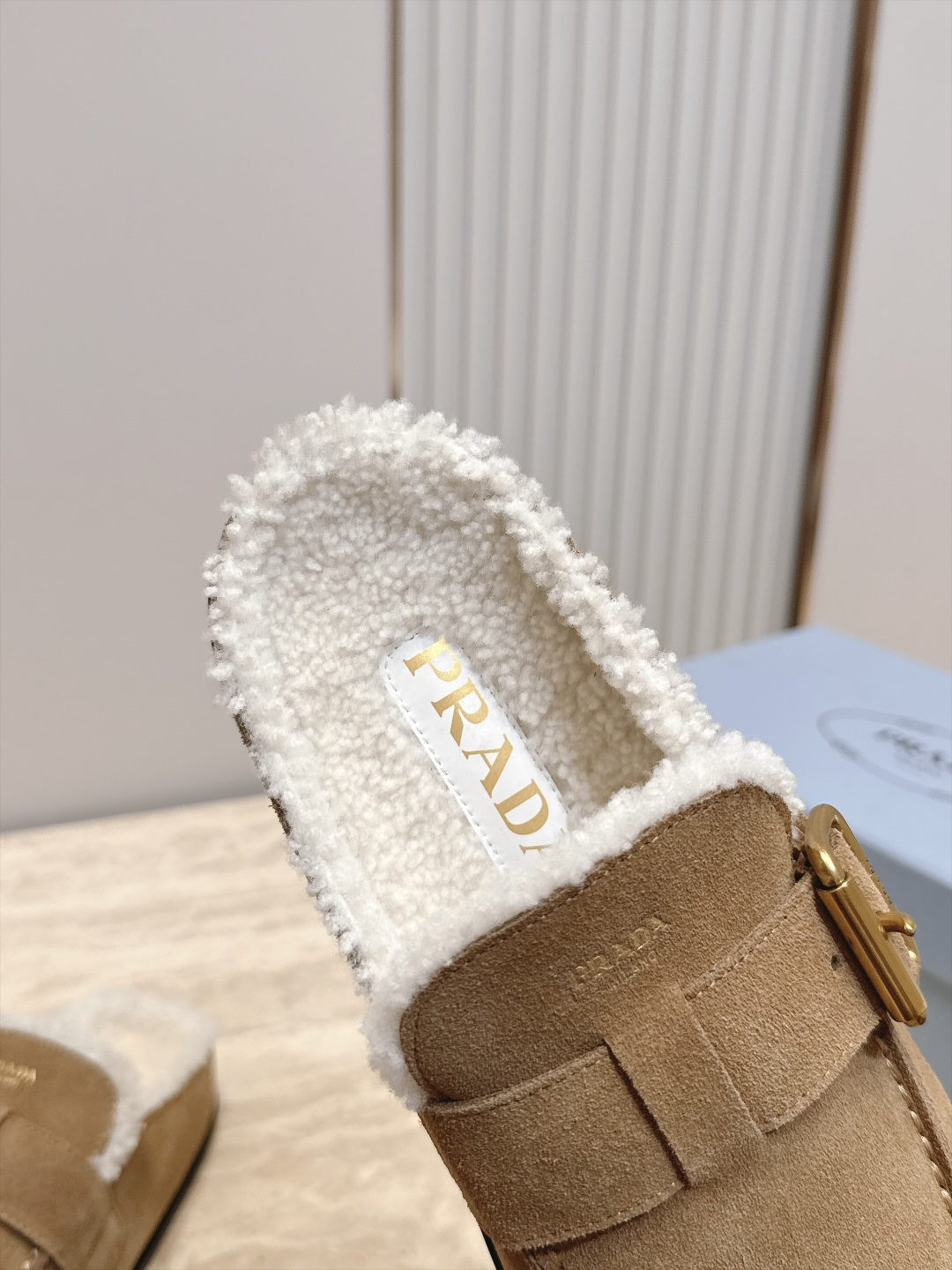Prada 普拉达 26 秋冬皮带扣复古包头半拖毛拖 这双毛拖无疑是先锋美学与慵懒格调的惊艳融合。标志性的ALAIA皮带 Prada 普拉达 26 秋冬皮带扣复古包头半拖毛拖 这双毛拖无疑是先锋美学与慵懒格调的惊艳融合。标志性的ALAIA皮带