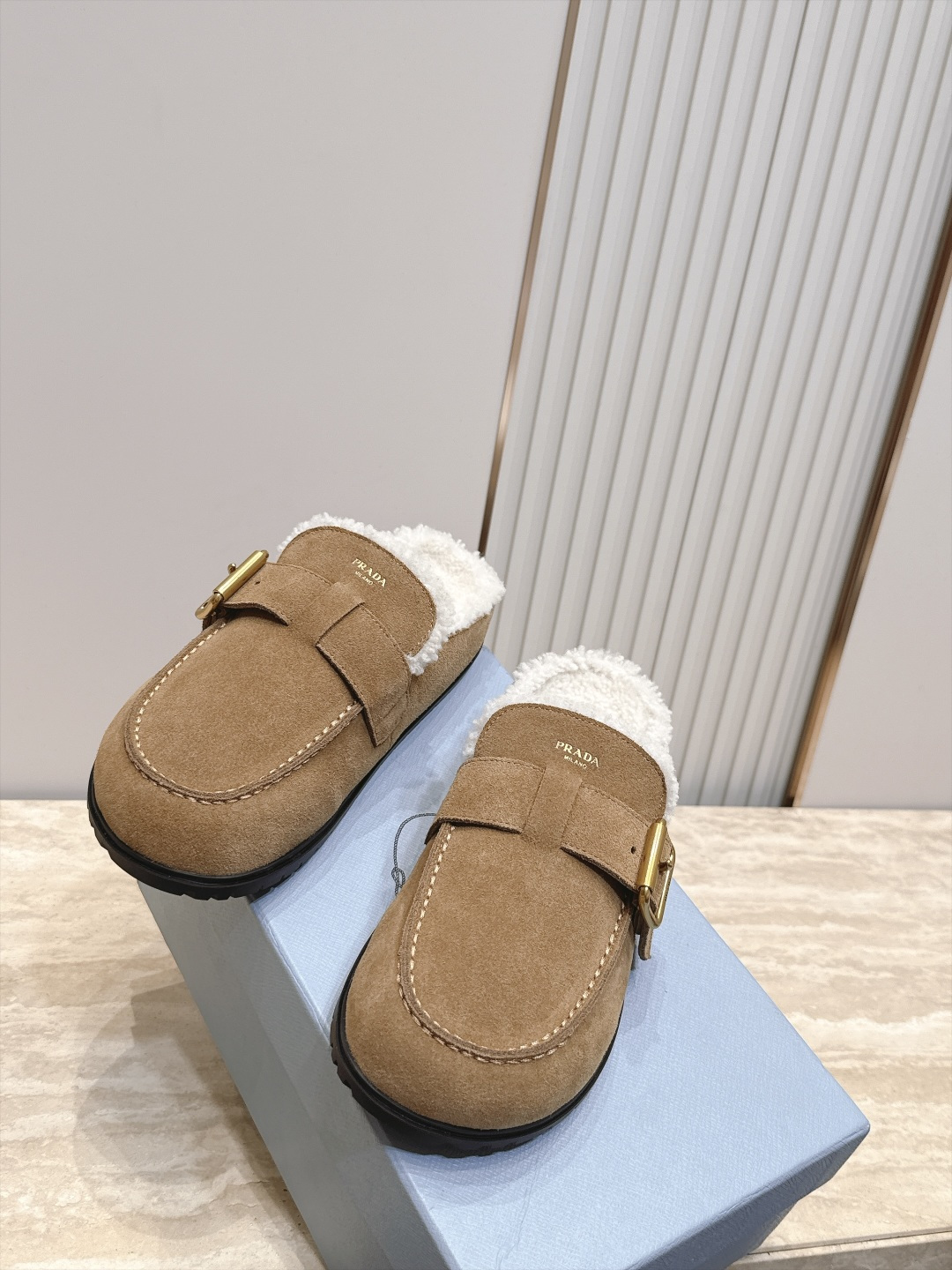 Prada 普拉达 26 秋冬皮带扣复古包头半拖毛拖 这双毛拖无疑是先锋美学与慵懒格调的惊艳融合。标志性的ALAIA皮带 Prada 普拉达 26 秋冬皮带扣复古包头半拖毛拖 这双毛拖无疑是先锋美学与慵懒格调的惊艳融合。标志性的ALAIA皮带