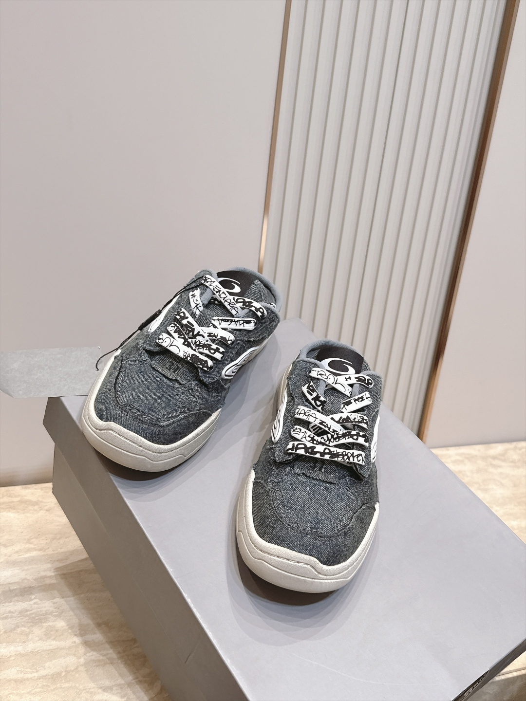 半拖款 顶版 BALENCIAGA 巴黎世家26 最新款 Monday Ultra 复古系带 情侣款 休闲鞋 半拖款 半拖款 顶版 BALENCIAGA 巴黎世家26 最新款 Monday Ultra 复古系带 情侣款 休闲鞋 半拖款