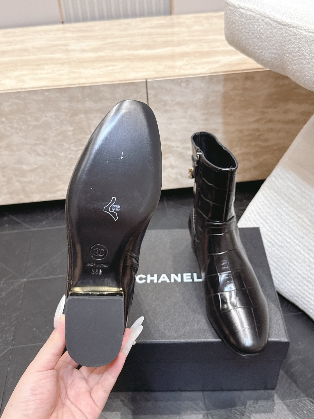 香奈儿 CHANEL 26秋冬新款靴系列 短靴马丁靴 骑士靴 经典百搭系列 秋冬季时尚 版型超正 每款靴型超显腿 香奈儿 CHANEL 26秋冬新款靴系列 短靴马丁靴 骑士靴 经典百搭系列 秋冬季时尚 版型超正 每款靴型超显腿