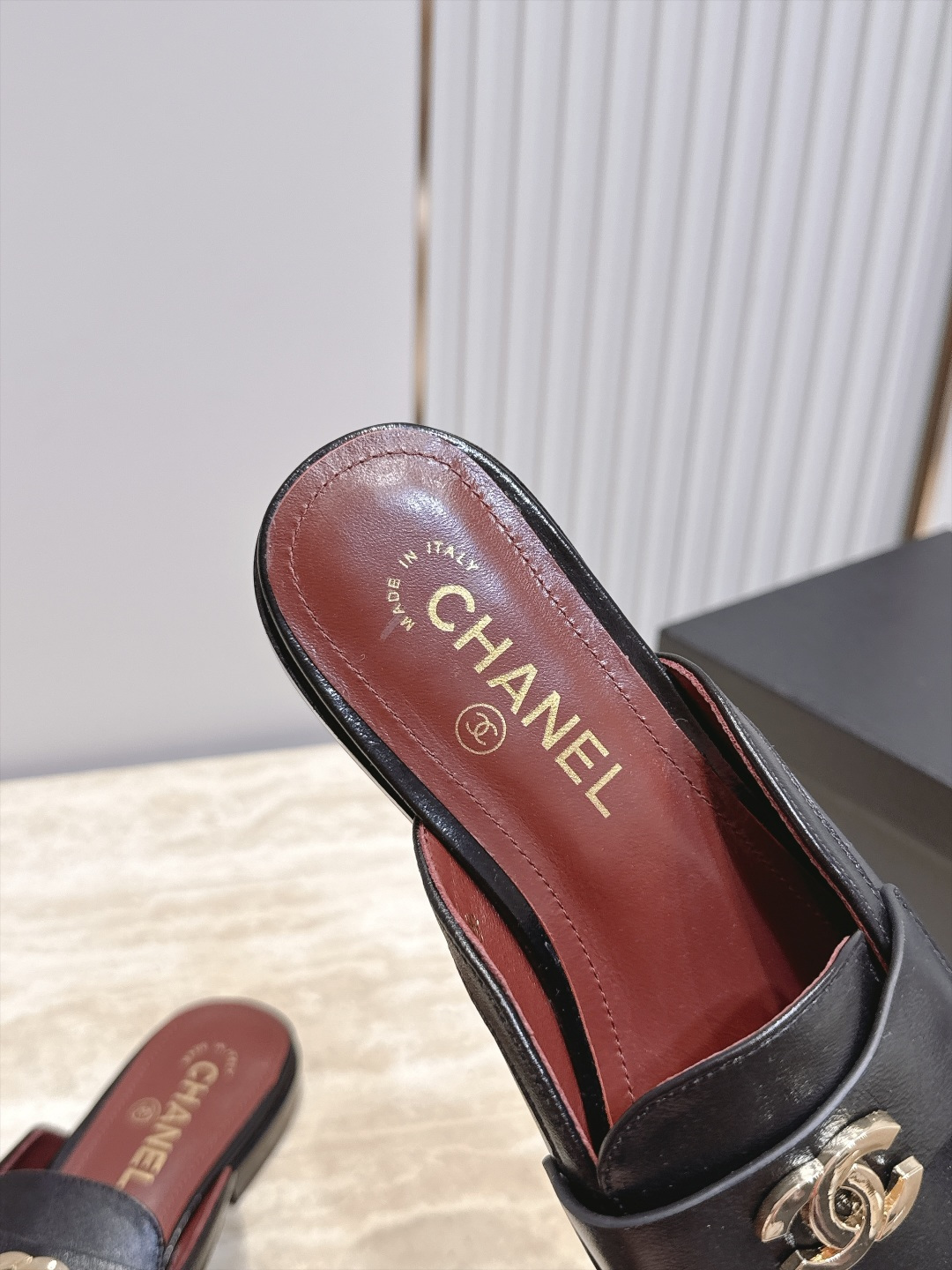 Chanel 香奈儿法式褶皱边双C仙女风平底鞋半拖鞋 亮向于时装秀,太好看了,焕新演绎经典标志性的风格。原版五金双C扣, Chanel 香奈儿法式褶皱边双C仙女风平底鞋半拖鞋 亮向于时装秀,太好看了,焕新演绎经典标志性的风格。原版五金双C扣,