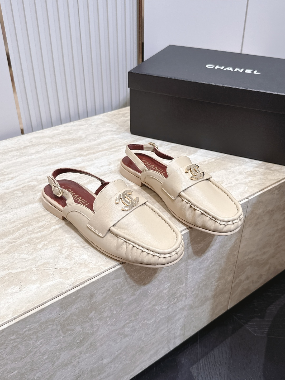 Chanel 香奈儿法式褶皱边双C仙女风平底鞋凉拖鞋 亮向于时装秀，太好看了，焕新演绎经典标志性的风格。原版五金双C扣，