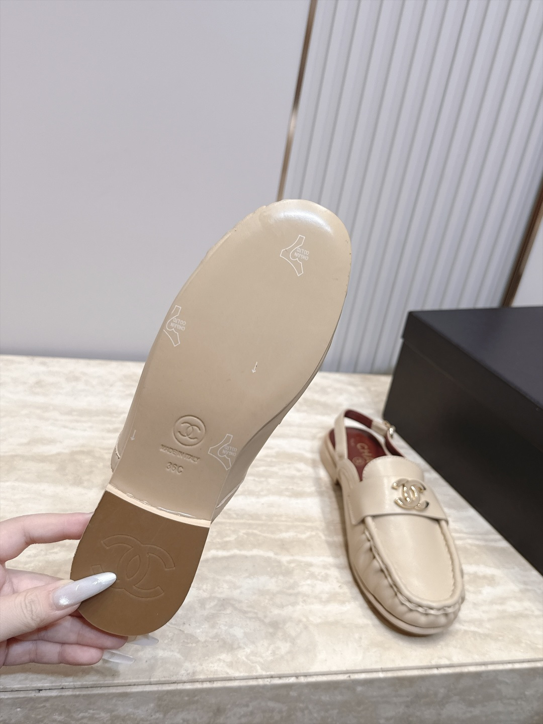 Chanel 香奈儿法式褶皱边双C仙女风平底鞋凉拖鞋 亮向于时装秀,太好看了,焕新演绎经典标志性的风格。原版五金双C扣, Chanel 香奈儿法式褶皱边双C仙女风平底鞋凉拖鞋 亮向于时装秀,太好看了,焕新演绎经典标志性的风格。原版五金双C扣,