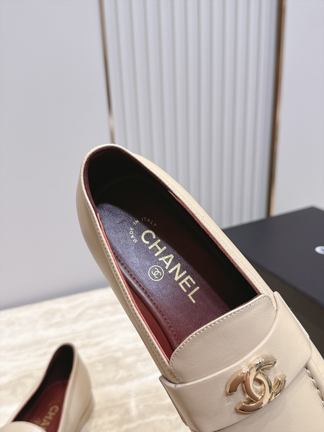 Chanel 香奈儿法式褶皱边双C仙女风平底鞋凉拖鞋 亮向于时装秀,太好看了,焕新演绎经典标志性的风格。原版五金双C扣, Chanel 香奈儿法式褶皱边双C仙女风平底鞋凉拖鞋 亮向于时装秀,太好看了,焕新演绎经典标志性的风格。原版五金双C扣,