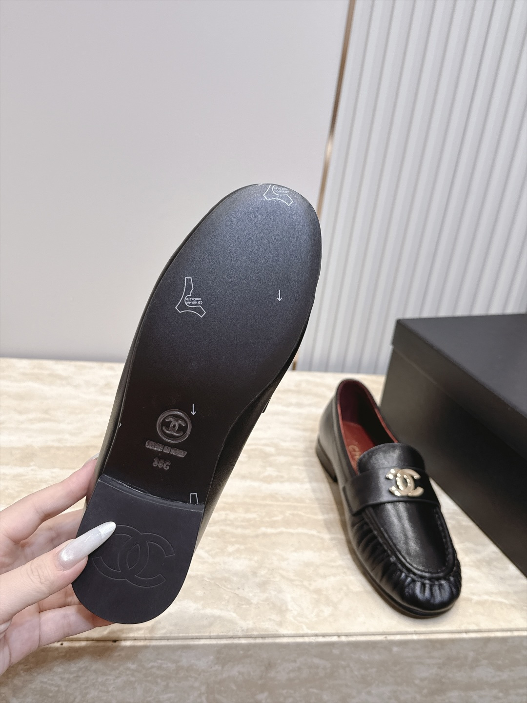 Chanel 香奈儿法式褶皱边双C仙女风平底鞋凉拖鞋 亮向于时装秀,太好看了,焕新演绎经典标志性的风格。原版五金双C扣, Chanel 香奈儿法式褶皱边双C仙女风平底鞋凉拖鞋 亮向于时装秀,太好看了,焕新演绎经典标志性的风格。原版五金双C扣,