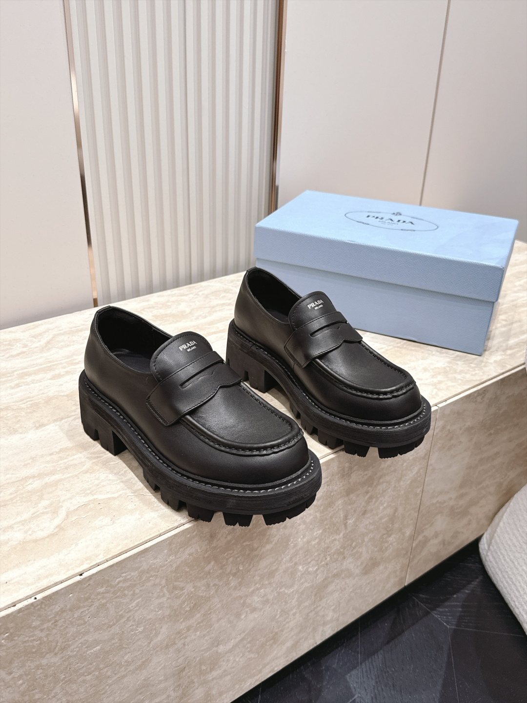 PRADA~普拉达 2026vs早秋经典松糕厚底休闲单鞋乐福鞋…经典升级 复古松糕厚底 穿上（增高）休闲两不失误，超级百
