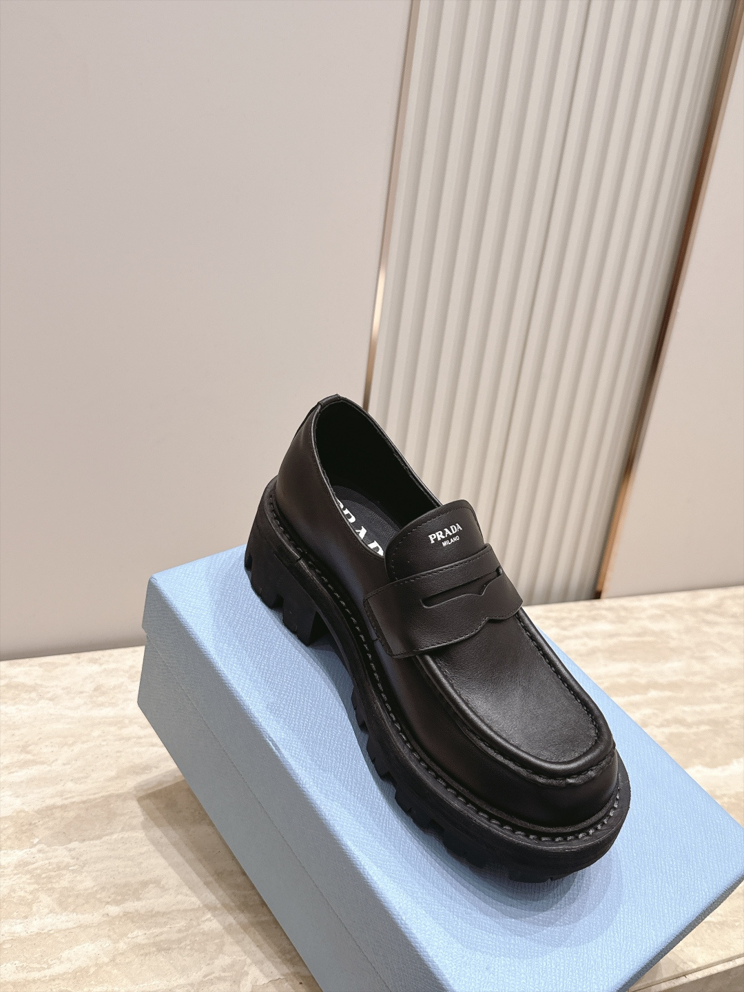 PRADA~普拉达 2026vs早秋经典松糕厚底休闲单鞋乐福鞋…经典升级 复古松糕厚底 穿上(增高)休闲两不失误,超级百 PRADA~普拉达 2026vs早秋经典松糕厚底休闲单鞋乐福鞋…经典升级 复古松糕厚底 穿上(增高)休闲两不失误,超级百