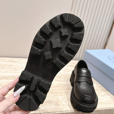 PRADA~普拉达 2026vs早秋经典松糕厚底休闲单鞋乐福鞋…经典升级 复古松糕厚底 穿上(增高)休闲两不失误,超级百 PRADA~普拉达 2026vs早秋经典松糕厚底休闲单鞋乐福鞋…经典升级 复古松糕厚底 穿上(增高)休闲两不失误,超级百