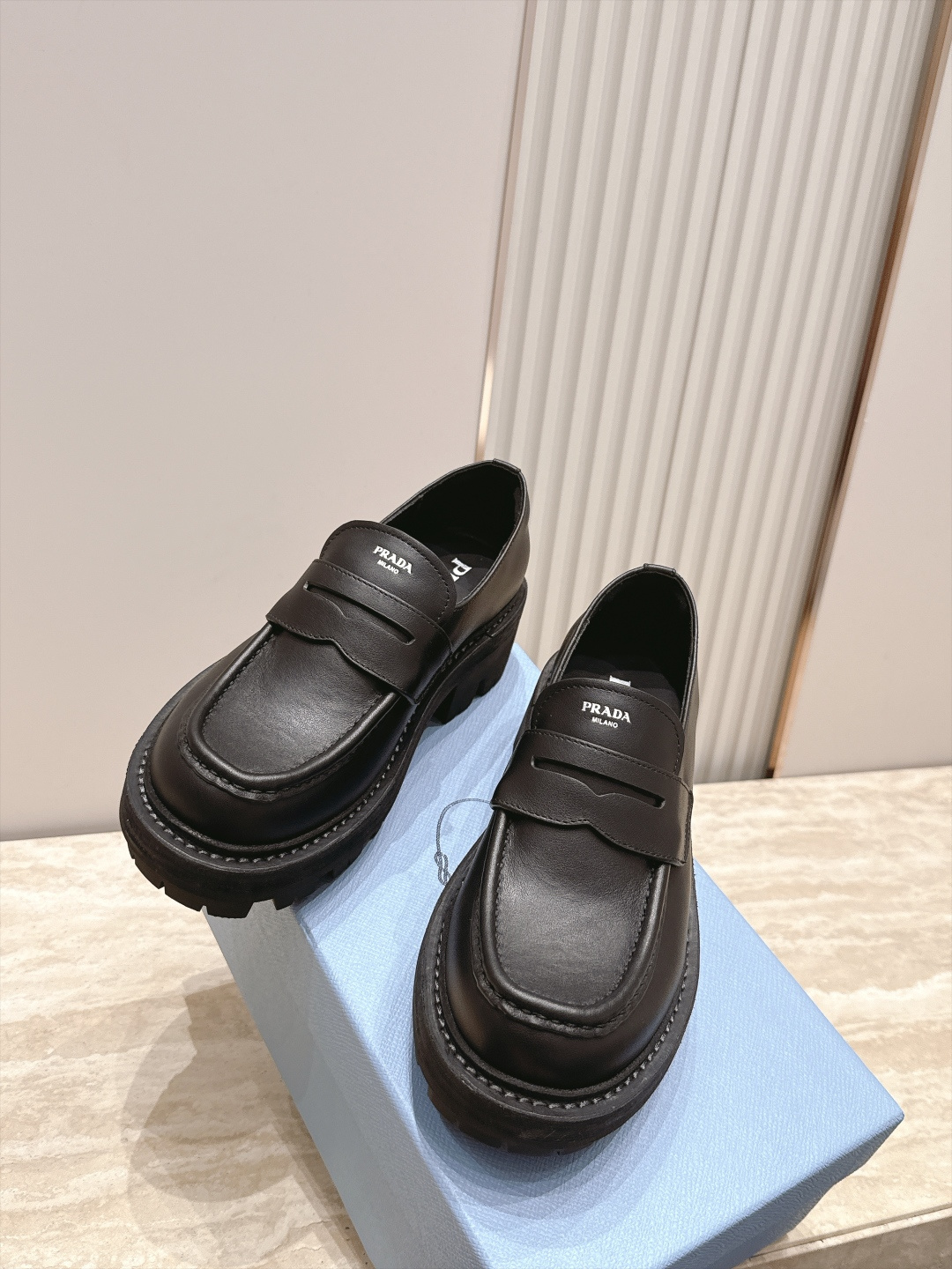 PRADA~普拉达 2026vs早秋经典松糕厚底休闲单鞋乐福鞋…经典升级 复古松糕厚底 穿上(增高)休闲两不失误,超级百 PRADA~普拉达 2026vs早秋经典松糕厚底休闲单鞋乐福鞋…经典升级 复古松糕厚底 穿上(增高)休闲两不失误,超级百