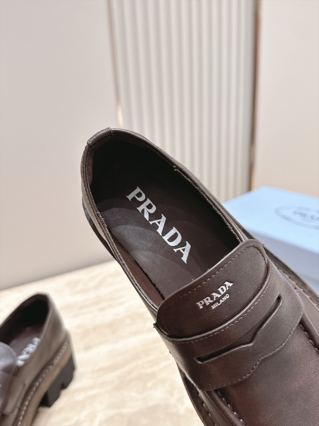 PRADA~普拉达 2026vs早秋经典松糕厚底休闲单鞋乐福鞋…经典升级 复古松糕厚底 穿上(增高)休闲两不失误,超级百 PRADA~普拉达 2026vs早秋经典松糕厚底休闲单鞋乐福鞋…经典升级 复古松糕厚底 穿上(增高)休闲两不失误,超级百