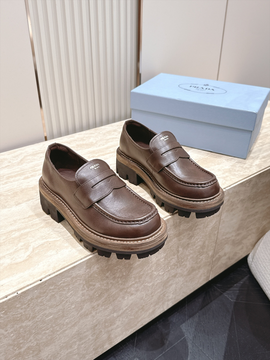 PRADA~普拉达 2026vs早秋经典松糕厚底休闲单鞋乐福鞋…经典升级 复古松糕厚底 穿上（增高）休闲两不失误，超级百