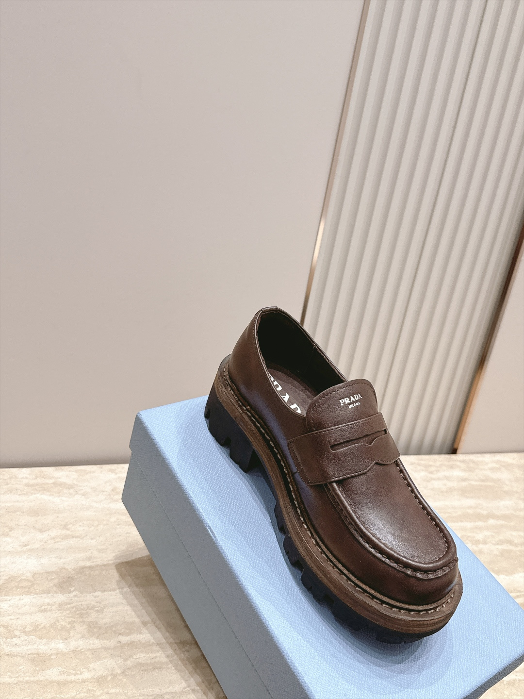 PRADA~普拉达 2026vs早秋经典松糕厚底休闲单鞋乐福鞋…经典升级 复古松糕厚底 穿上(增高)休闲两不失误,超级百 PRADA~普拉达 2026vs早秋经典松糕厚底休闲单鞋乐福鞋…经典升级 复古松糕厚底 穿上(增高)休闲两不失误,超级百