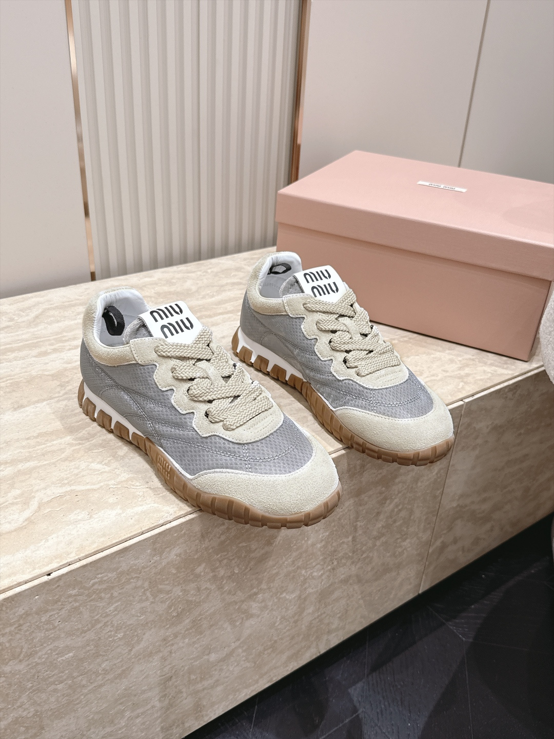 全新色系！！  Miu Miu 26 早秋新款走秀MiuMiu 德训鞋 休闲运动鞋 经典升级 新色系 配合简直太好 休闲