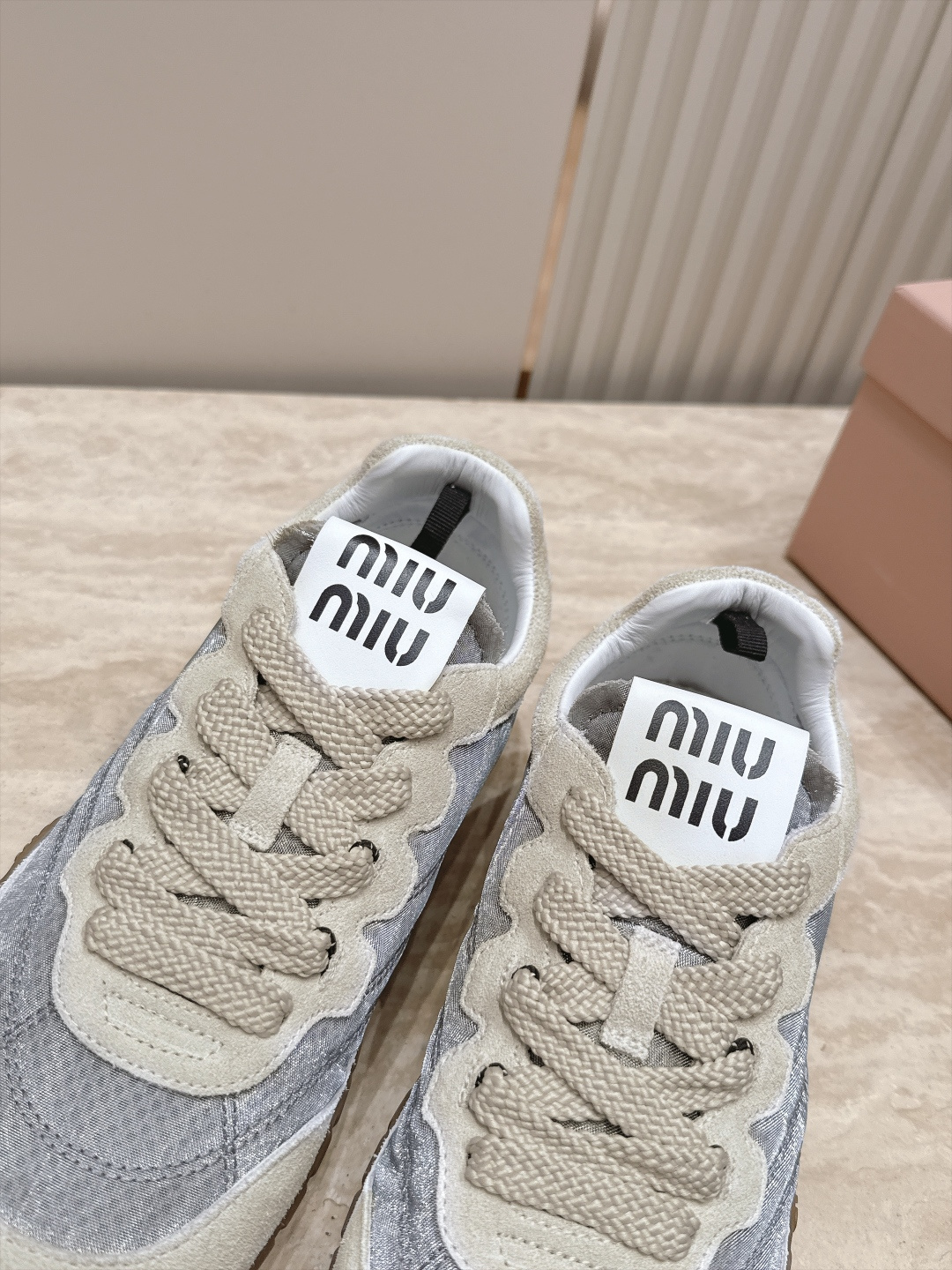 全新色系！！  Miu Miu 26 早秋新款走秀MiuMiu 德训鞋 休闲运动鞋 经典升级 新色系 配合简直太好 休闲