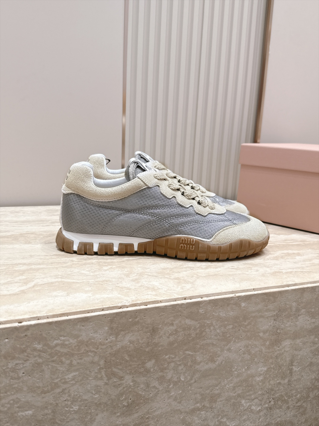 全新色系！！  Miu Miu 26 早秋新款走秀MiuMiu 德训鞋 休闲运动鞋 经典升级 新色系 配合简直太好 休闲