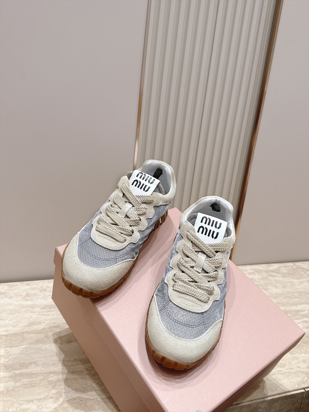 全新色系！！  Miu Miu 26 早秋新款走秀MiuMiu 德训鞋 休闲运动鞋 经典升级 新色系 配合简直太好 休闲