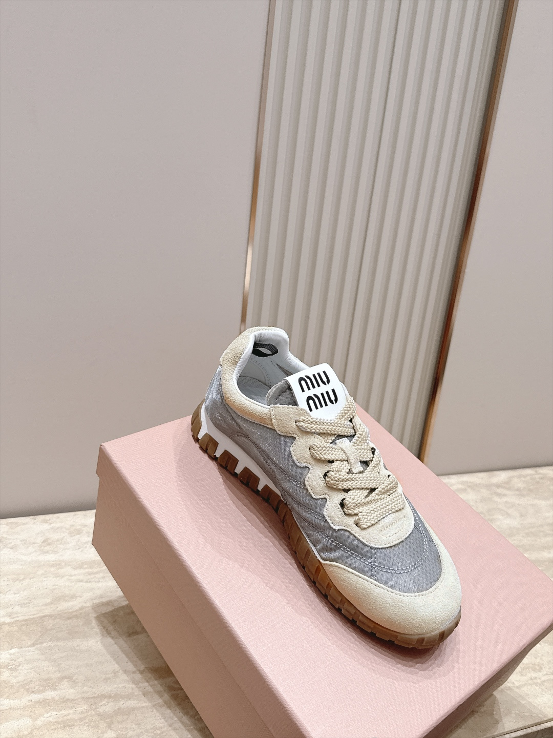 全新色系！！  Miu Miu 26 早秋新款走秀MiuMiu 德训鞋 休闲运动鞋 经典升级 新色系 配合简直太好 休闲