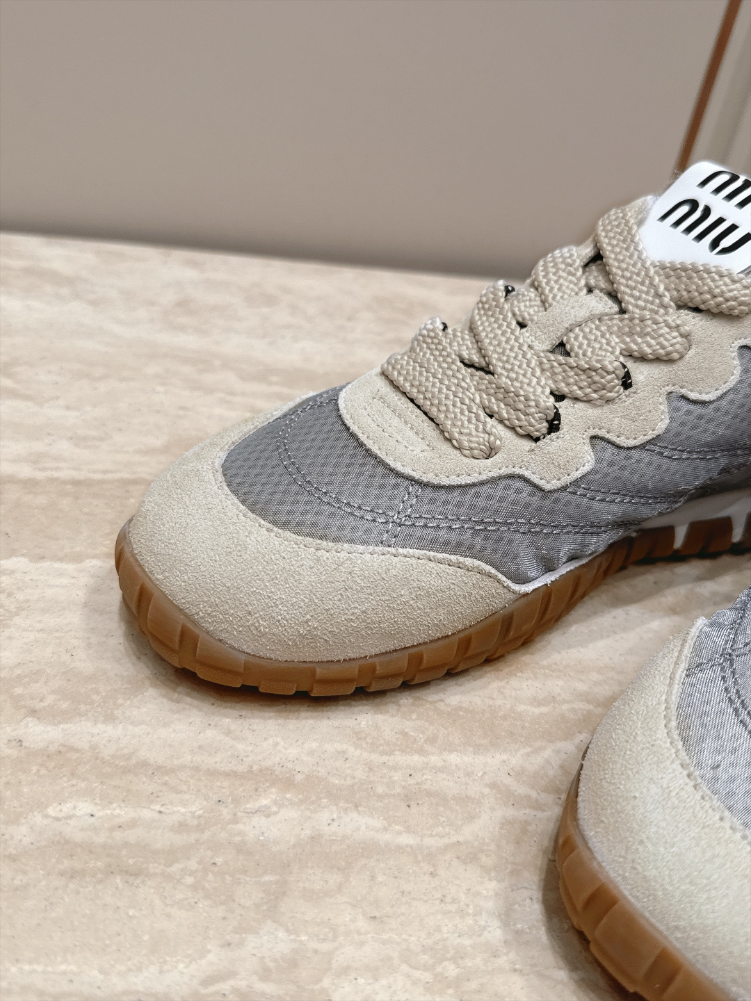 全新色系！！  Miu Miu 26 早秋新款走秀MiuMiu 德训鞋 休闲运动鞋 经典升级 新色系 配合简直太好 休闲