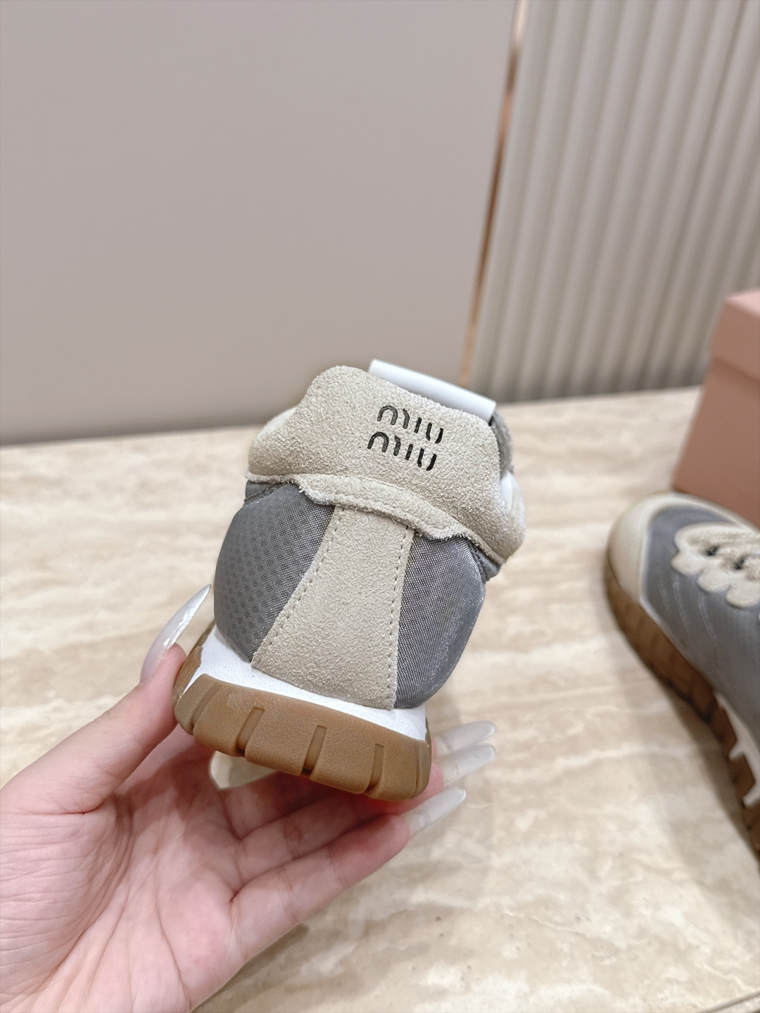 全新色系！！  Miu Miu 26 早秋新款走秀MiuMiu 德训鞋 休闲运动鞋 经典升级 新色系 配合简直太好 休闲