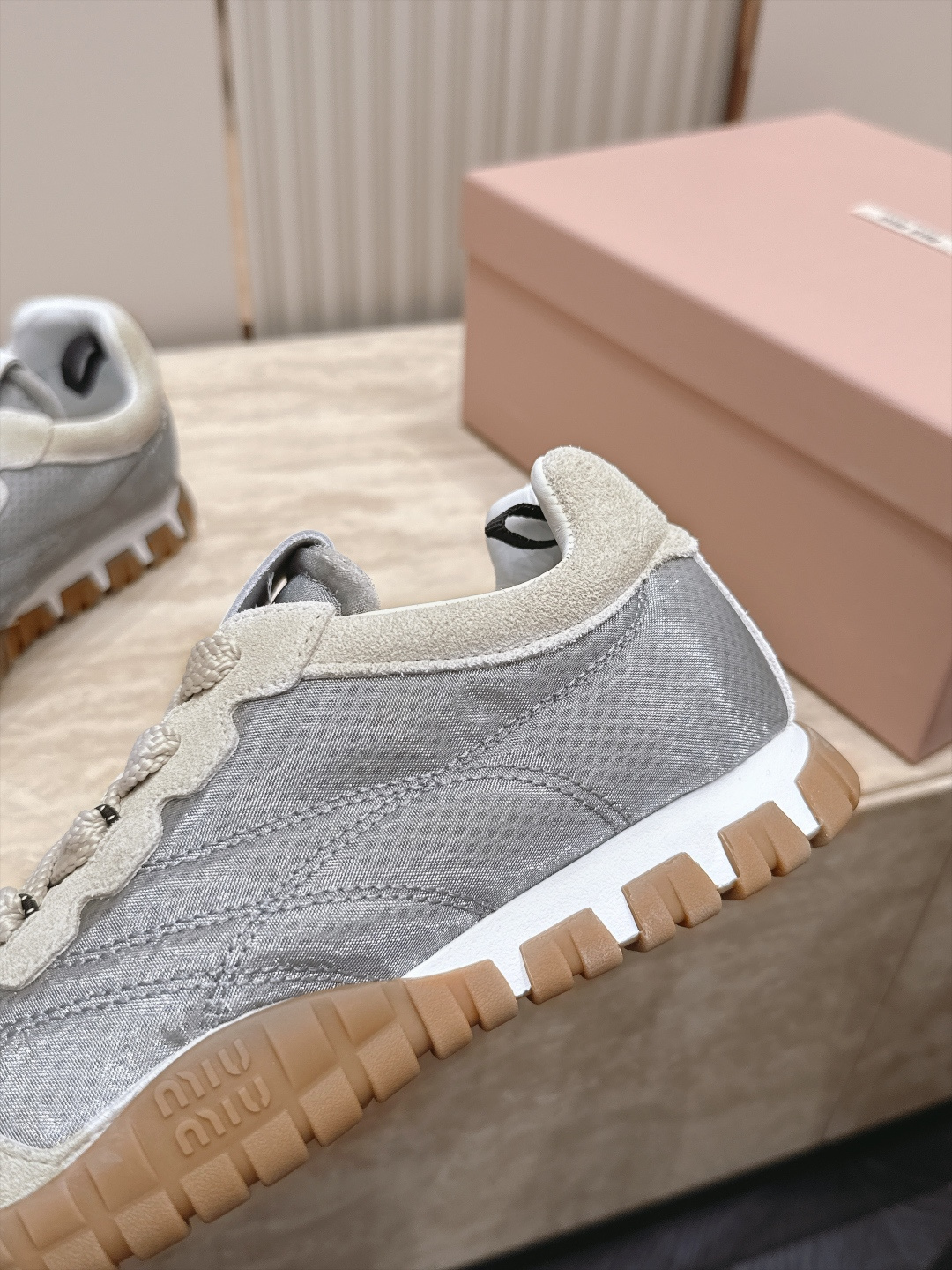 全新色系！！  Miu Miu 26 早秋新款走秀MiuMiu 德训鞋 休闲运动鞋 经典升级 新色系 配合简直太好 休闲