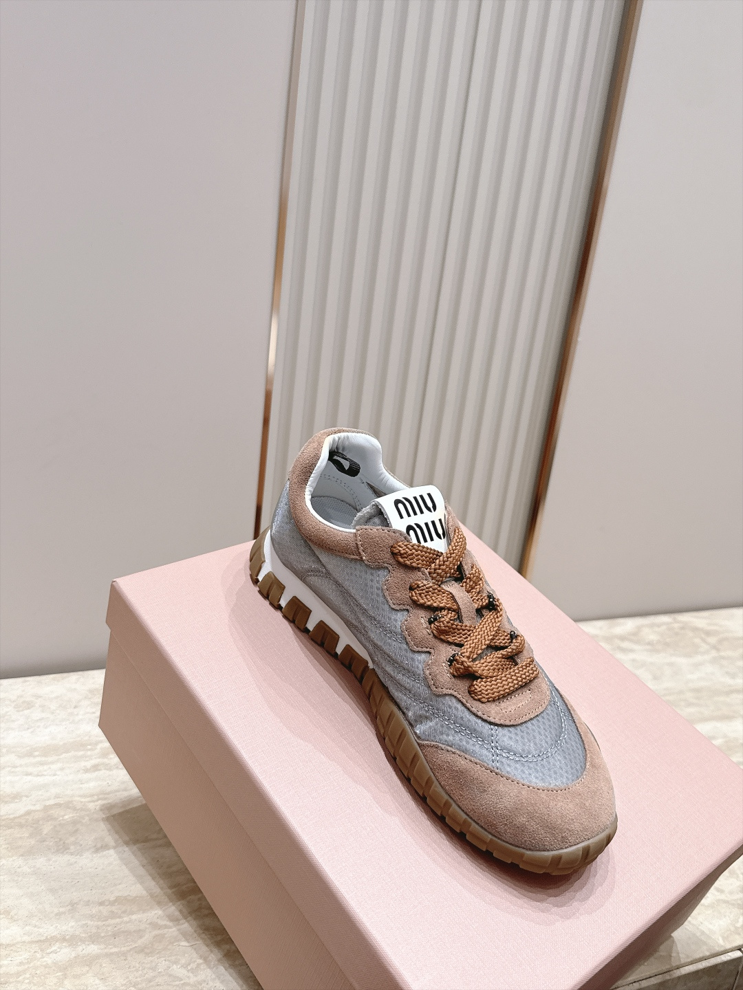 全新色系!! Miu Miu 26 早秋新款走秀MiuMiu 德训鞋 休闲运动鞋 经典升级 新色系 配合简直太好 休闲 全新色系!! Miu Miu 26 早秋新款走秀MiuMiu 德训鞋 休闲运动鞋 经典升级 新色系 配合简直太好 休闲