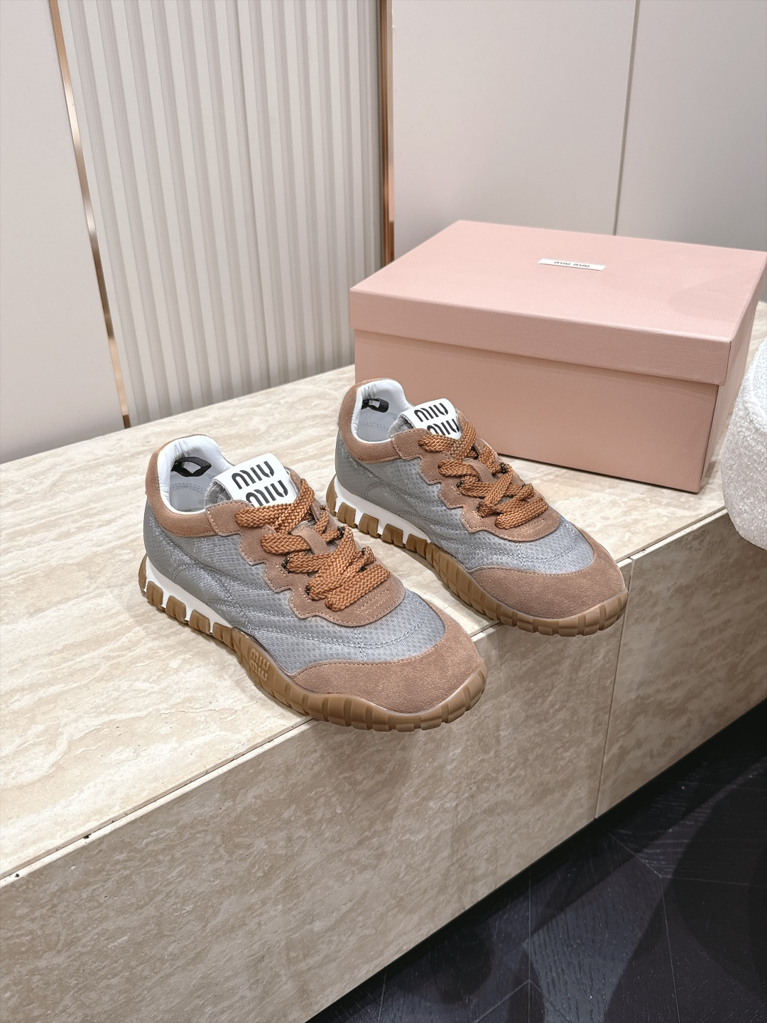 全新色系！！  Miu Miu 26 早秋新款走秀MiuMiu 德训鞋 休闲运动鞋 经典升级 新色系 配合简直太好 休闲