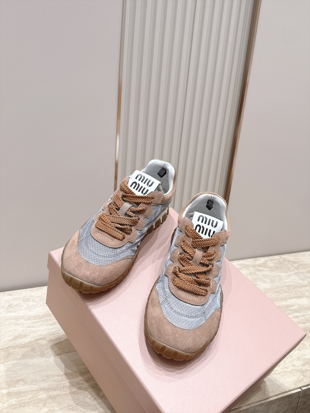 全新色系!! Miu Miu 26 早秋新款走秀MiuMiu 德训鞋 休闲运动鞋 经典升级 新色系 配合简直太好 休闲 全新色系!! Miu Miu 26 早秋新款走秀MiuMiu 德训鞋 休闲运动鞋 经典升级 新色系 配合简直太好 休闲