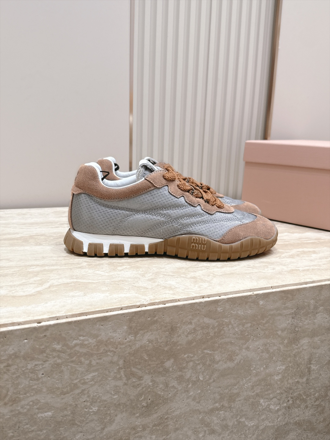 全新色系!! Miu Miu 26 早秋新款走秀MiuMiu 德训鞋 休闲运动鞋 经典升级 新色系 配合简直太好 休闲 全新色系!! Miu Miu 26 早秋新款走秀MiuMiu 德训鞋 休闲运动鞋 经典升级 新色系 配合简直太好 休闲