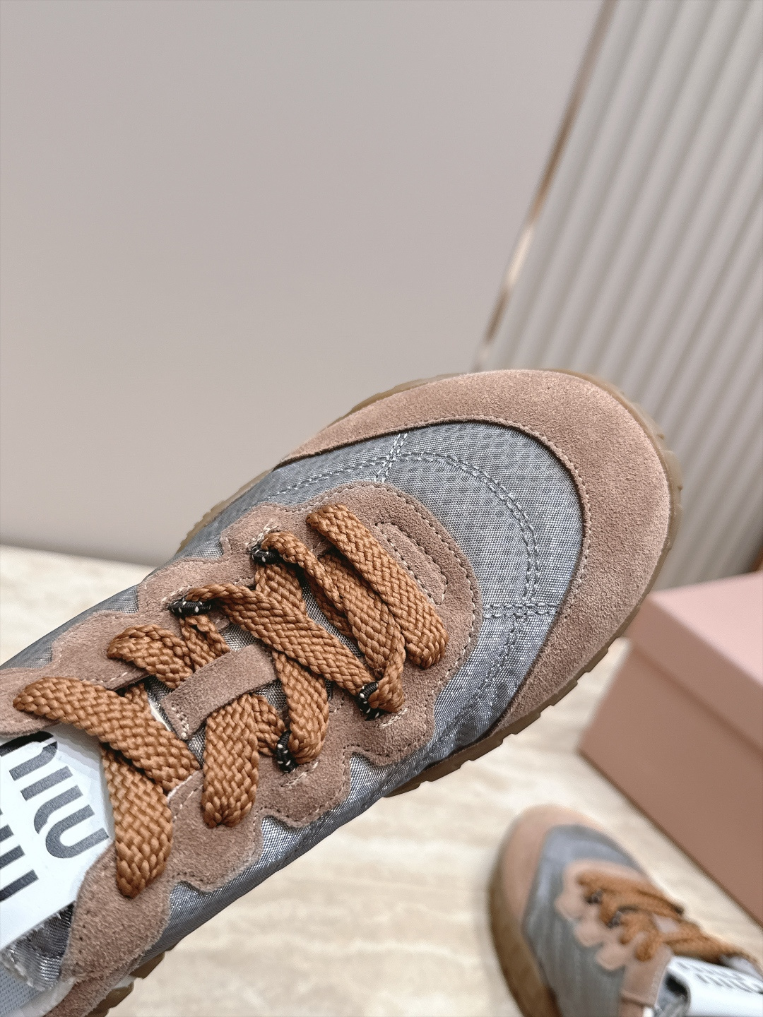 全新色系!! Miu Miu 26 早秋新款走秀MiuMiu 德训鞋 休闲运动鞋 经典升级 新色系 配合简直太好 休闲 全新色系!! Miu Miu 26 早秋新款走秀MiuMiu 德训鞋 休闲运动鞋 经典升级 新色系 配合简直太好 休闲