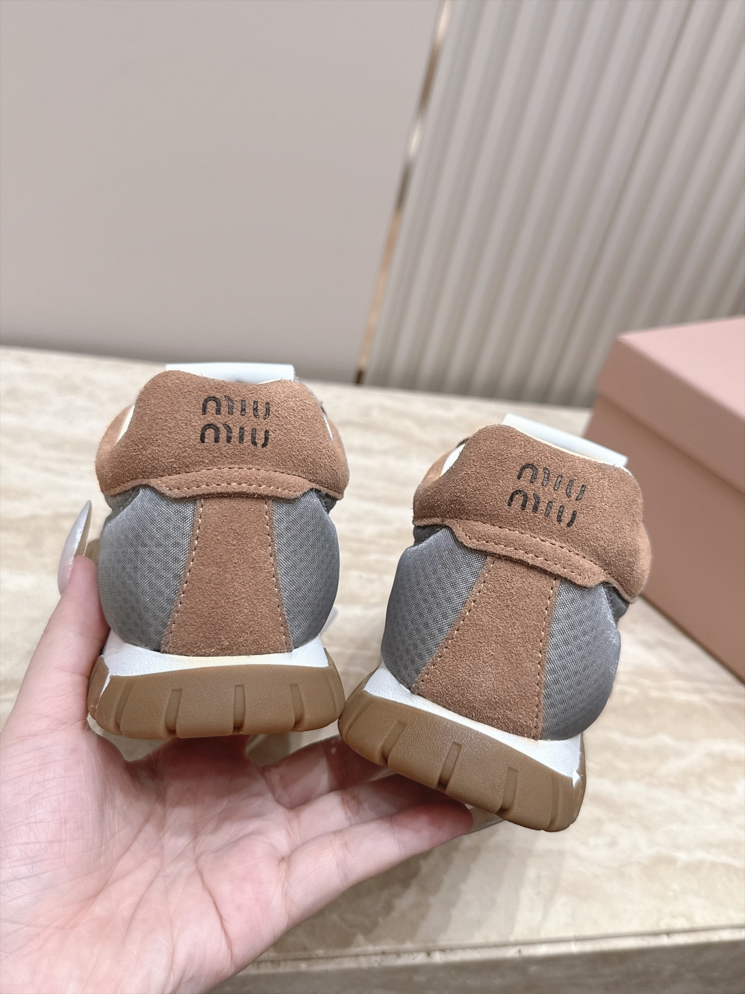 全新色系!! Miu Miu 26 早秋新款走秀MiuMiu 德训鞋 休闲运动鞋 经典升级 新色系 配合简直太好 休闲 全新色系!! Miu Miu 26 早秋新款走秀MiuMiu 德训鞋 休闲运动鞋 经典升级 新色系 配合简直太好 休闲
