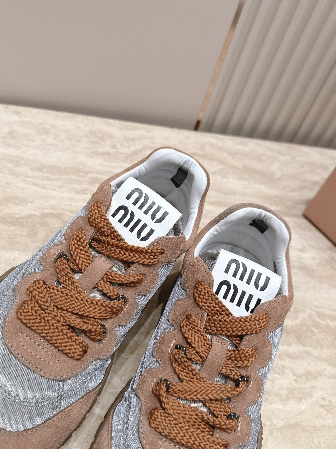 全新色系!! Miu Miu 26 早秋新款走秀MiuMiu 德训鞋 休闲运动鞋 经典升级 新色系 配合简直太好 休闲 全新色系!! Miu Miu 26 早秋新款走秀MiuMiu 德训鞋 休闲运动鞋 经典升级 新色系 配合简直太好 休闲