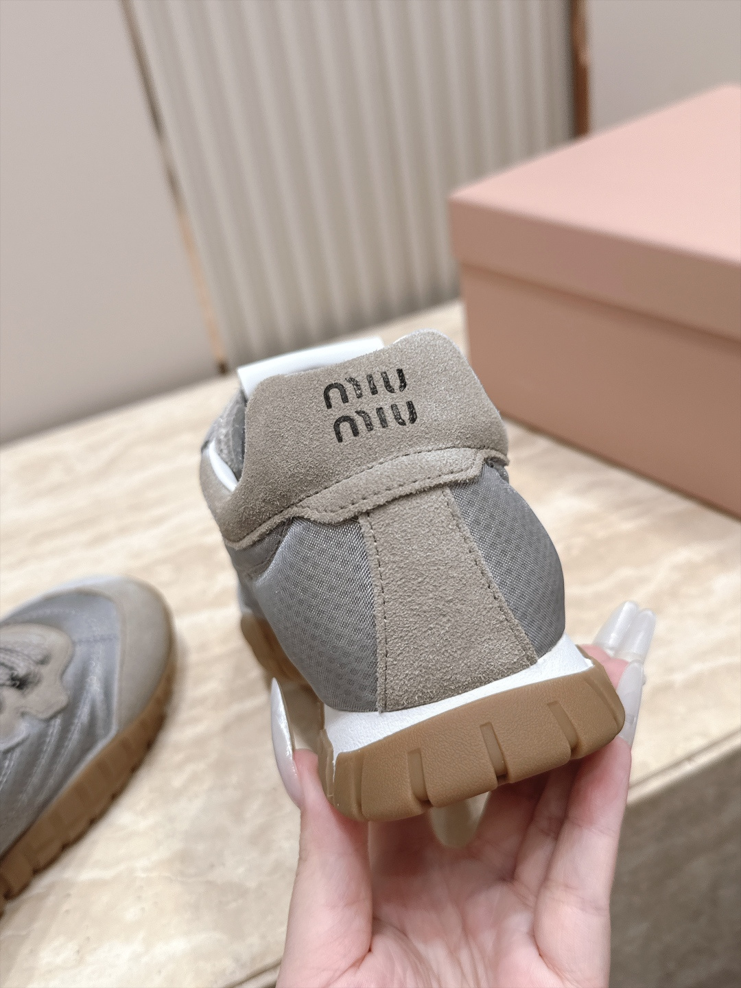 全新色系!! Miu Miu 26 早秋新款走秀MiuMiu 德训鞋 休闲运动鞋 经典升级 新色系 配合简直太好 休闲 全新色系!! Miu Miu 26 早秋新款走秀MiuMiu 德训鞋 休闲运动鞋 经典升级 新色系 配合简直太好 休闲