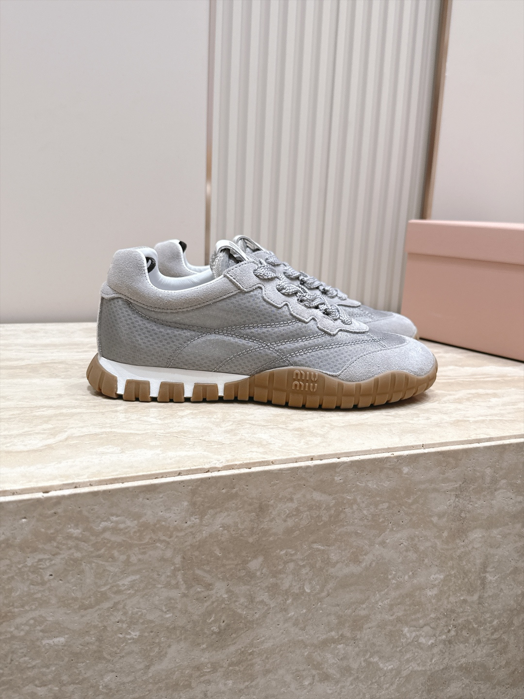 全新色系!! Miu Miu 26 早秋新款走秀MiuMiu 德训鞋 休闲运动鞋 经典升级 新色系 配合简直太好 休闲 全新色系!! Miu Miu 26 早秋新款走秀MiuMiu 德训鞋 休闲运动鞋 经典升级 新色系 配合简直太好 休闲